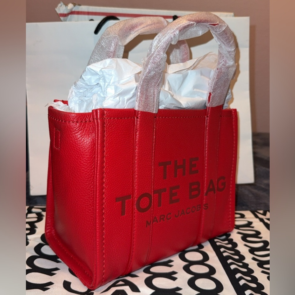 SOLD‼️ Marc Jacobs The Tote Bag 🚨🔴...$395 Retail - Picture 3 of 11